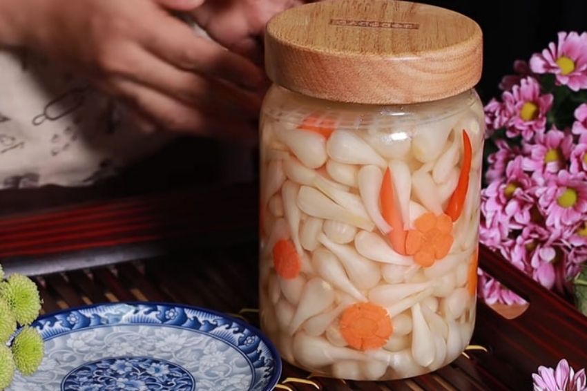 Pickled shallots as a Southern specialty gift for Northern fans 