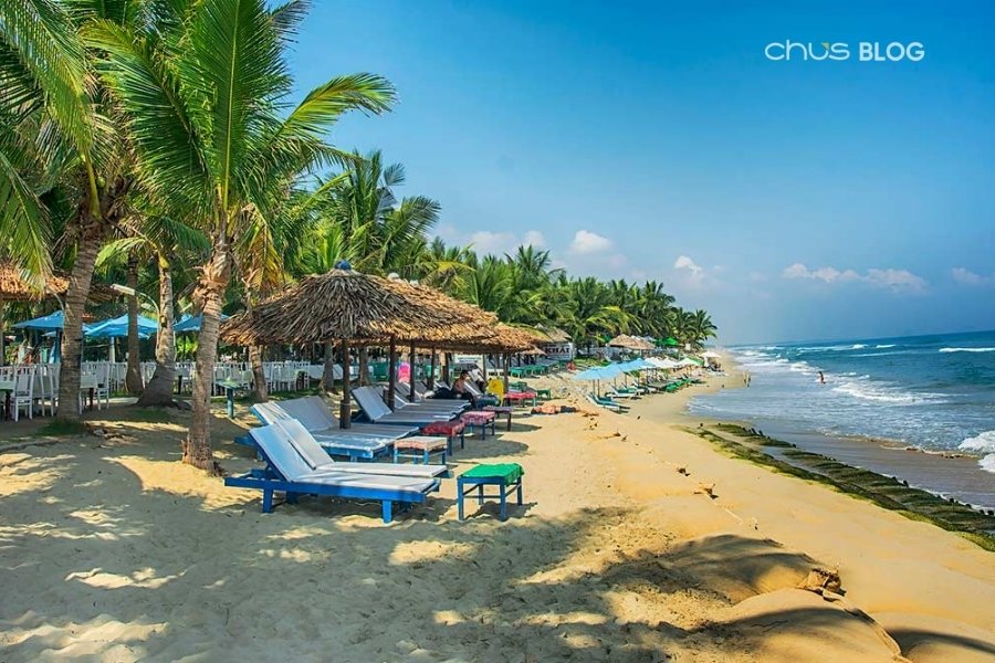 Biển An Bàng yên bình với bãi cát trải dài, nước biển xanh và những quán chill view biển