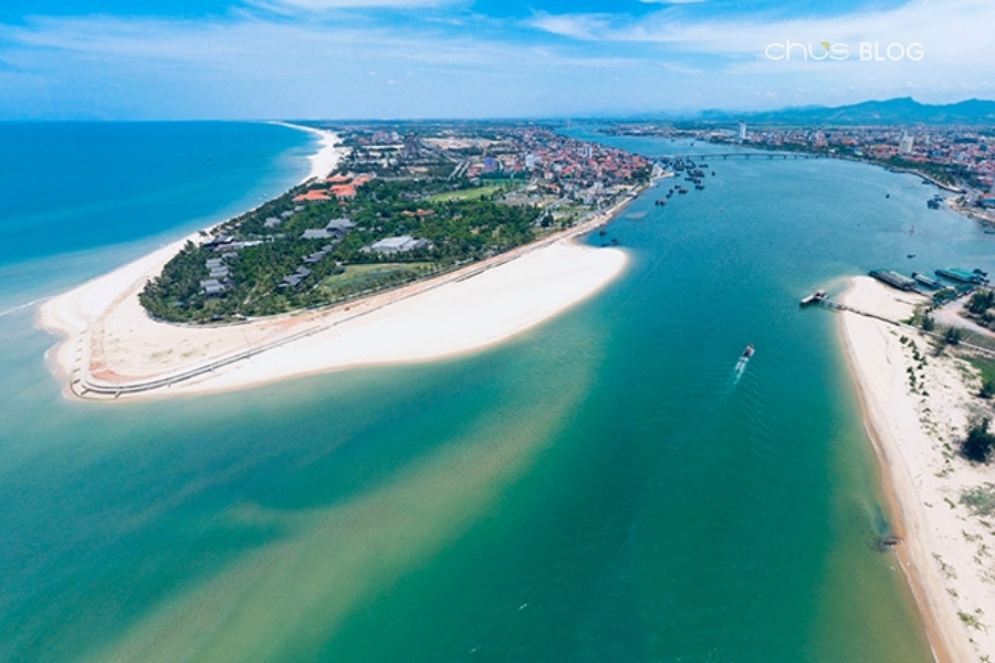 Biển Nhật Lệ trong lành với bãi cát dài trải thẳng giữa thành phố Đồng Hới