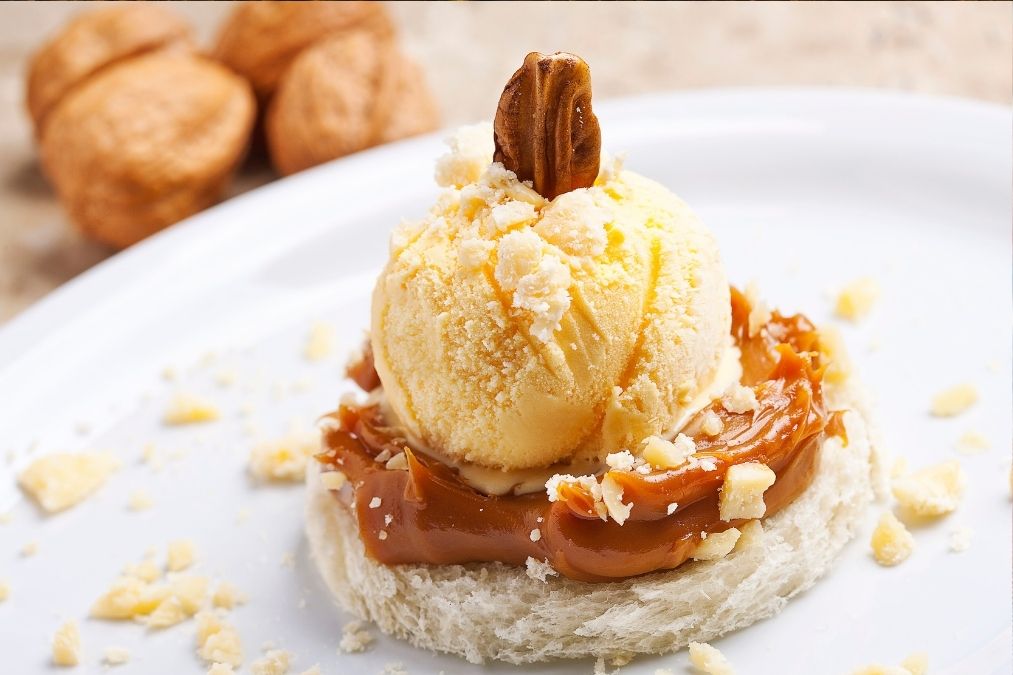 kem với sốt sữa dulce de leche