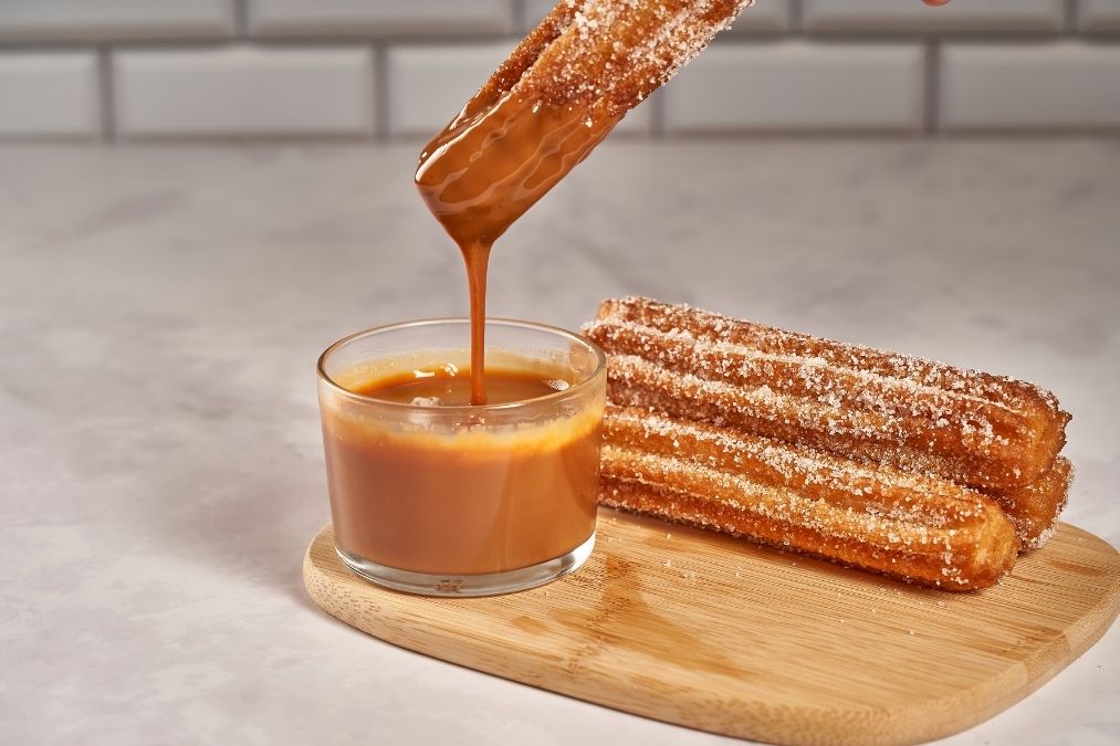 bánh churros và dulce de leche