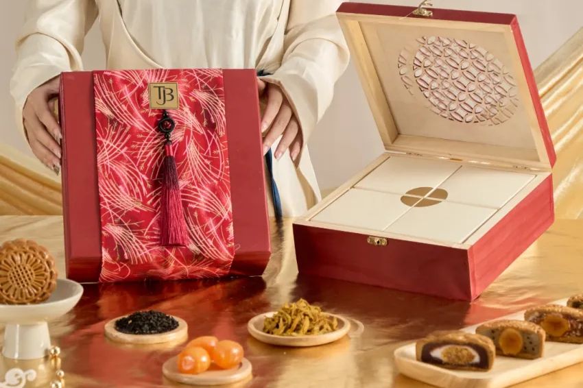 Ảnh 03. Hộp gỗ đai gấm cao cấp với đa dạng hương vị bánh truyền thống và hiện đại
