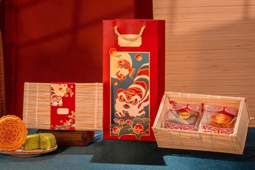 Ảnh 08. Hộp mây tre khung gỗ với thiệp tùy chỉnh, bánh đa dạng hương vị và phụ kiện hoàn chỉnh