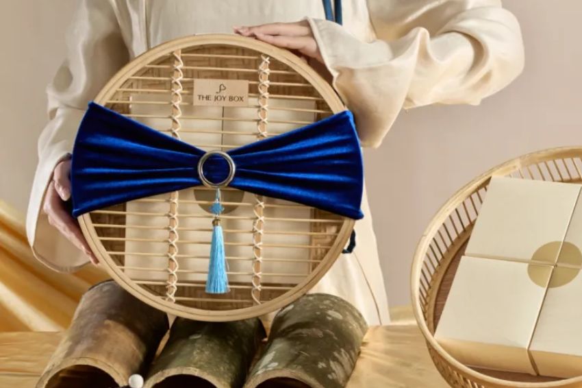 Ảnh 11. Hộp mây tròn đai nhung với sự kết hợp cân bằng giữa bánh và trà cao cấp