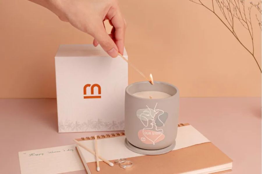 A candle that illuminates the space and soothes the soul after a tiring day