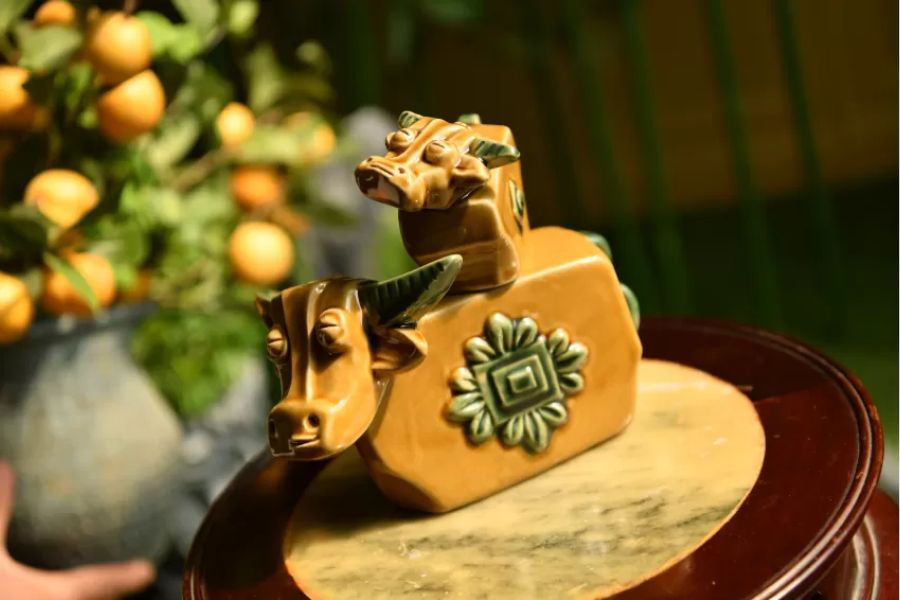 Handmade ceramic gifts for boyfriends bring refined touches to modern workspaces