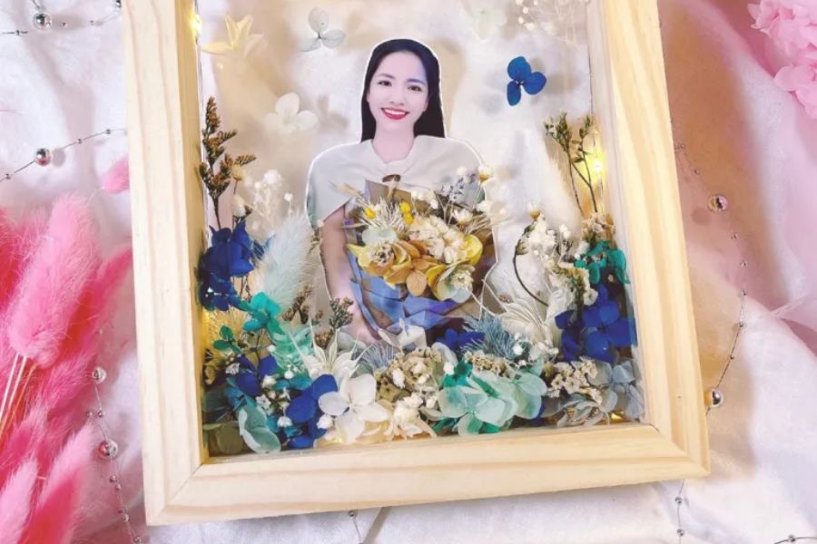 Image 03: Personalized dried flower frames tell a romantic love story