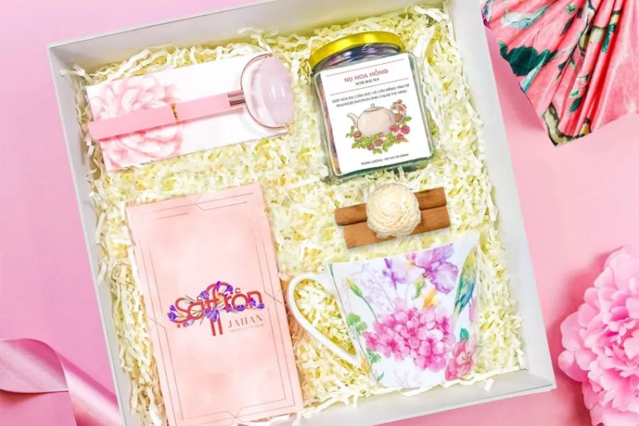 From compact meaningful gifts to premium refined ones, every gift deserves to be given