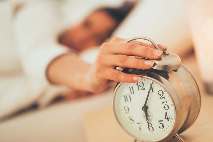 Duy trì khung giờ ngủ ổn định sẽ giúp cải thiện chứng mất ngủ ngày hè