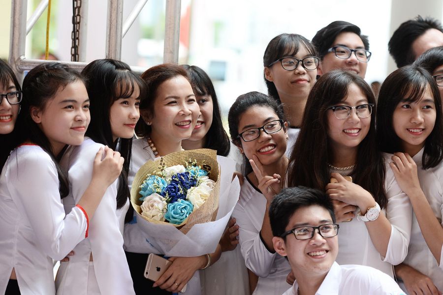 Ảnh 01. Thầy cô xứng đáng với những lời yêu thương qua từng món quà 