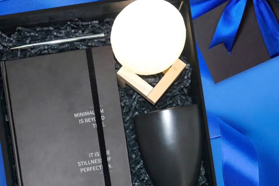 Ảnh 10. Hộp quà “Refined Man” với những sản phẩm tiện lợi cho nhà giáo