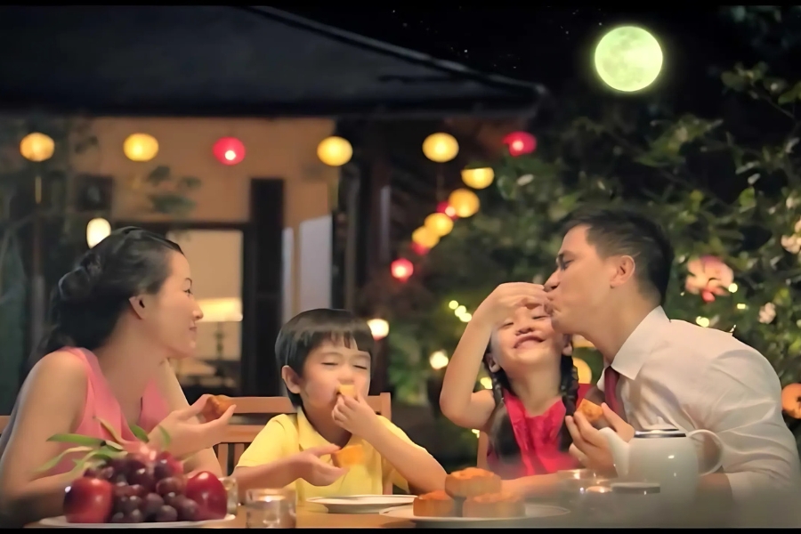 Gia đình sum vầy bên những món quà ý nghĩa