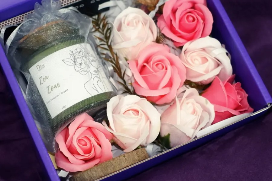 Choose gifts according to budget, but love is priceless and endless