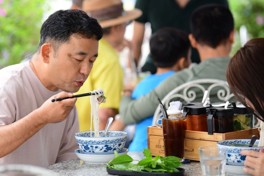 Ảnh 06. Món ăn Việt Nam được khách Hàn quốc thích thú