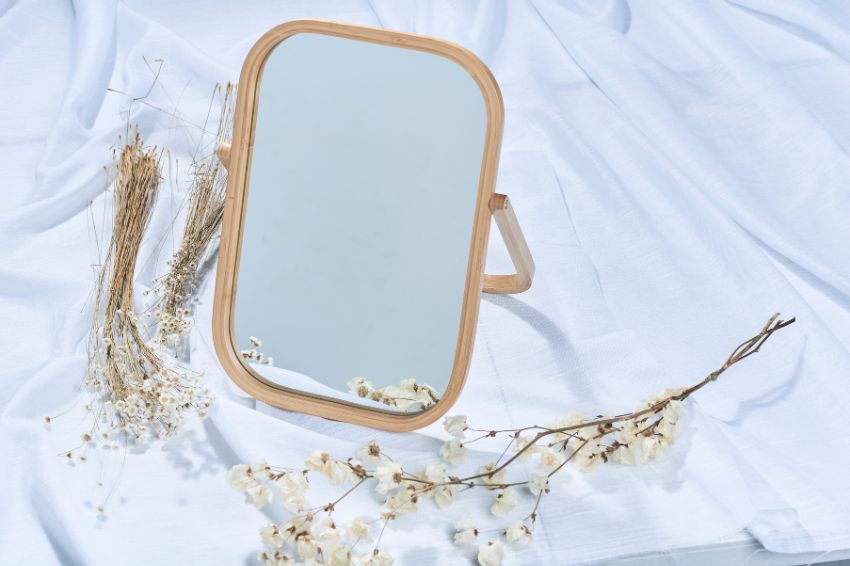 Mirrors may bring omens about spirits