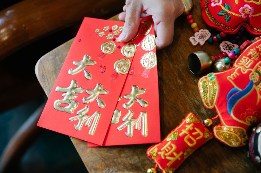 Ảnh 04. Phong bao lì xì đỏ truyền thống ngày Tết