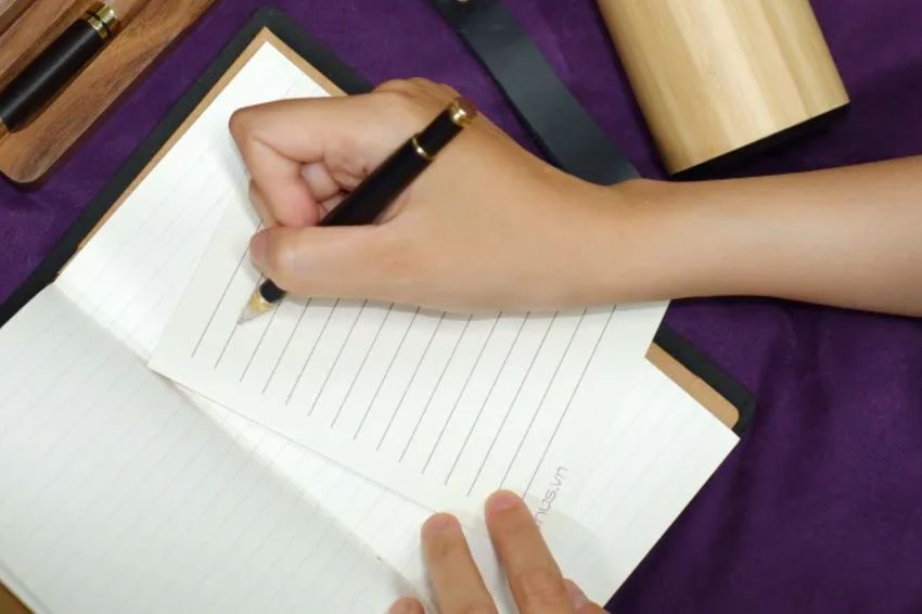 Ảnh 10. Đừng quên gửi kèm vài lời chúc cùng món quà tặng bạn thân đi du học