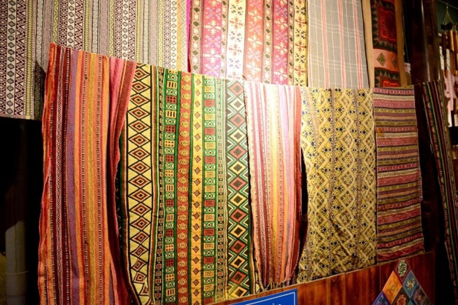 Highland brocades bright as festivals, bringing mountain forest souls to cities