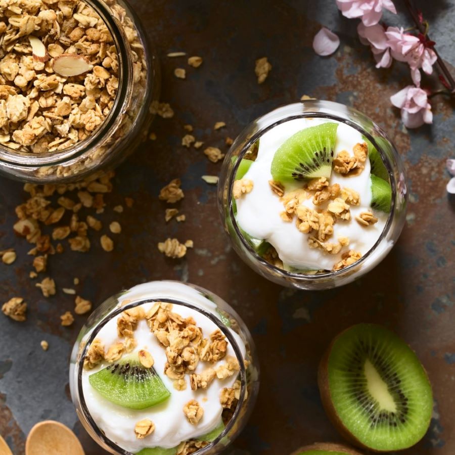 Granola với sữa chua, thức ăn sáng nhanh gọn