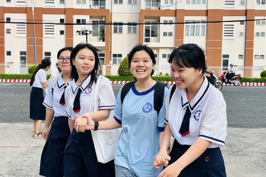 Wishes from friends are cheerful and close