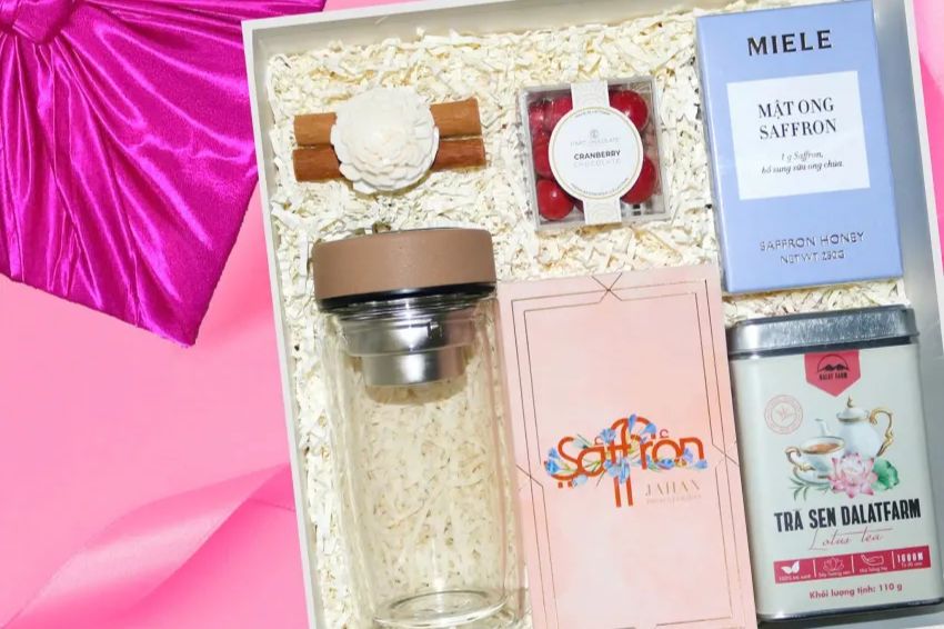 Show love to your sister with heartfelt birthday wishes and a sweet gift 