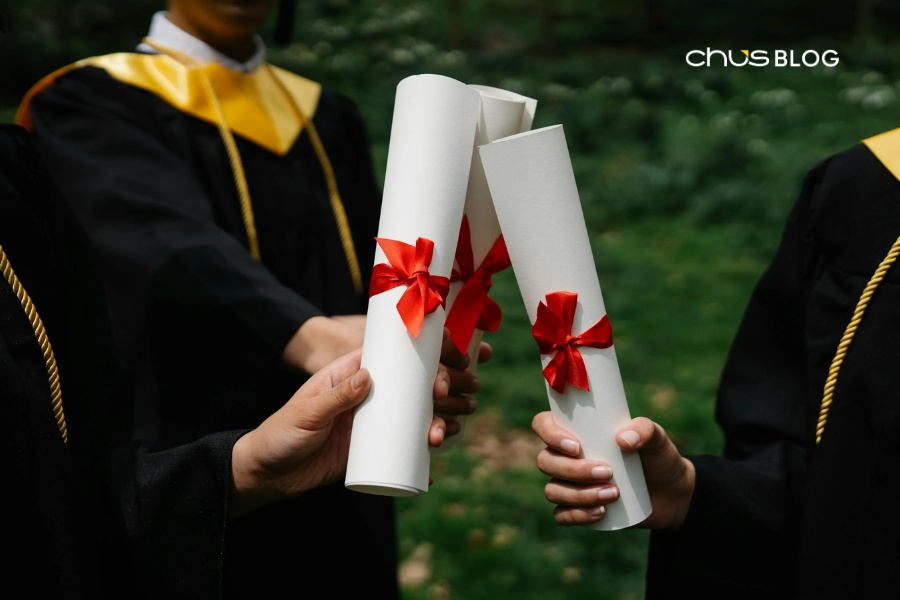 Viết thiệp tốt nghiệp là nghệ thuật thể hiện tình cảm qua từng con chữ ý nghĩa