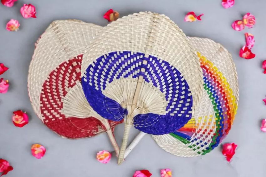 Handcrafted handheld fans, an impressive summer travel item