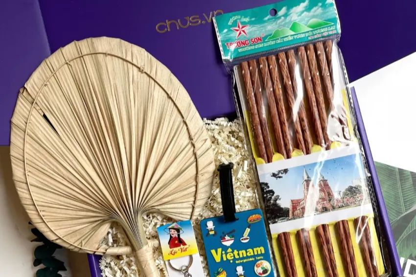 Ảnh 01. Nghệ thuật tặng quà người nước ngoài nằm ở sự cân bằng giữa truyền thống và tính ứng dụng thực tế.