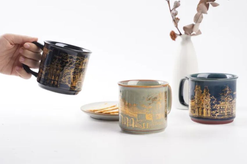 Cốc gốm danh lam thắng cảnh Việt Nam với hoa văn tinh tế.