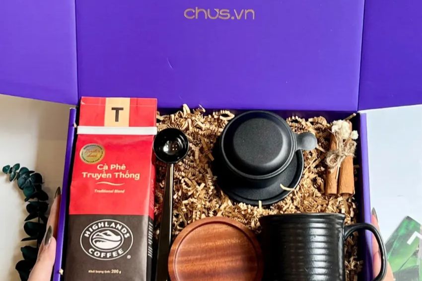 Set cà phê Việt Nam như một lời mời thưởng thức những hương vị đậm đà và độc quyền