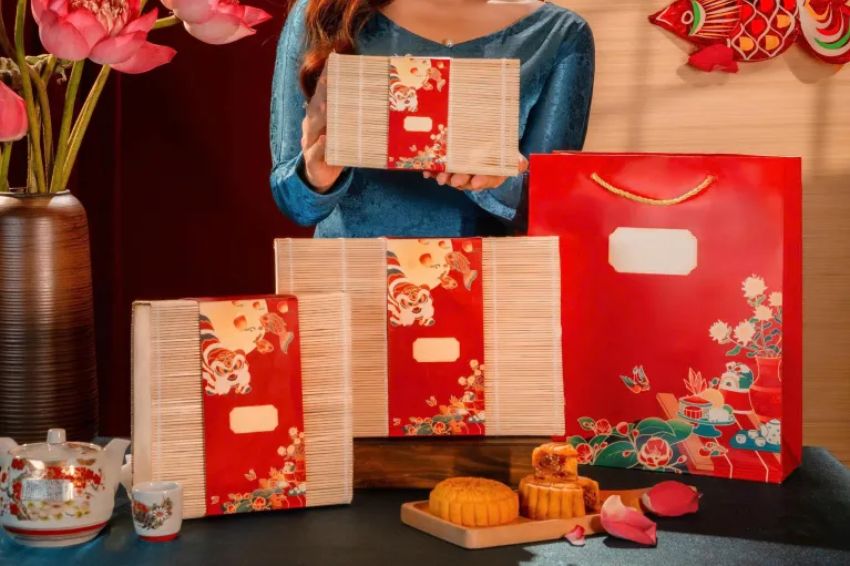 Image 04. Mid-Autumn gift box with tea and cards to enhance connection