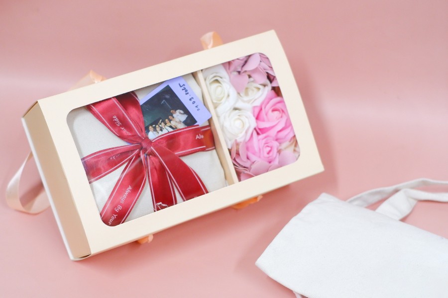Quà tặng 20/10 với túi tote canvas và hoa sáp pastel - món quà mang theo mỗi ngày