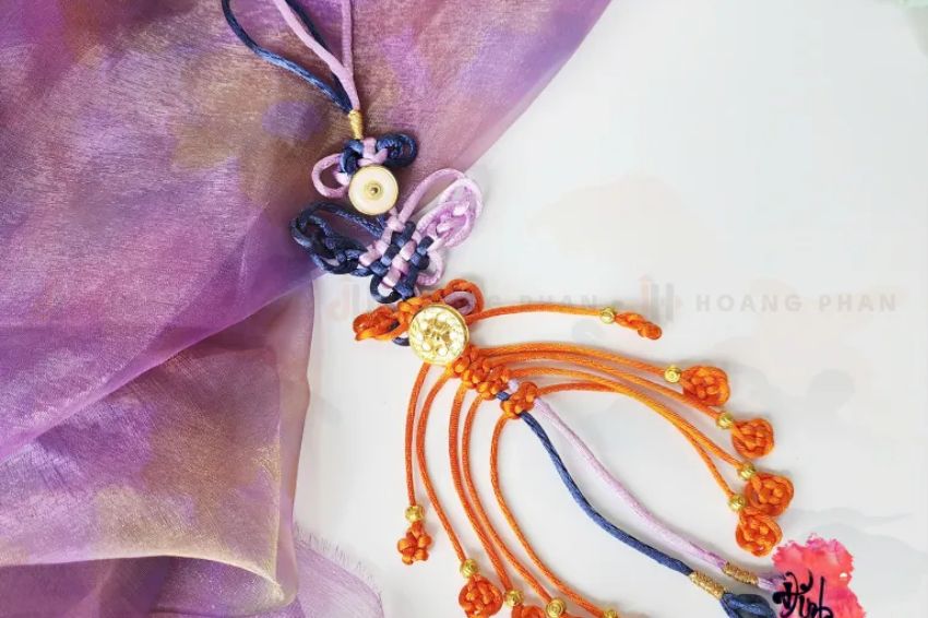Ảnh 09. Dây kết treo với thông điệp cát trường trong thi cử
