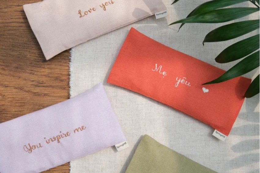Gối chườm thảo mộc thêu tên vừa ấm áp, vừa đầy yêu thương