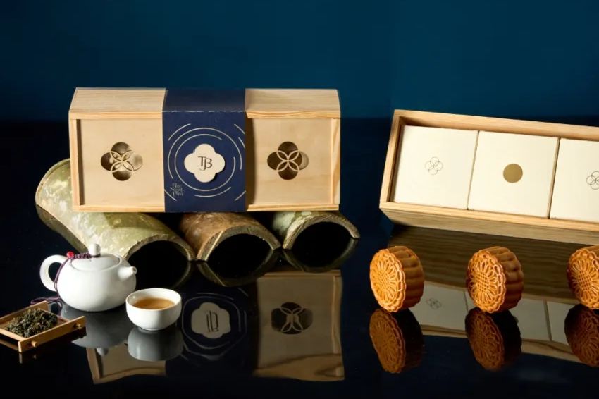 Image 01. "Three Melodies" gift box with exquisite wooden box design and corporate logo-engraved tag for Mid-Autumn corporate gifts