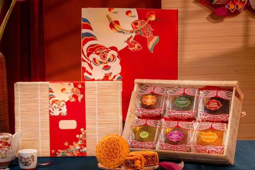Image 02. Rattan and wood frame gift box combined with traditional red paper, expressing Vietnamese spirit for Mid-Autumn corporate gifts