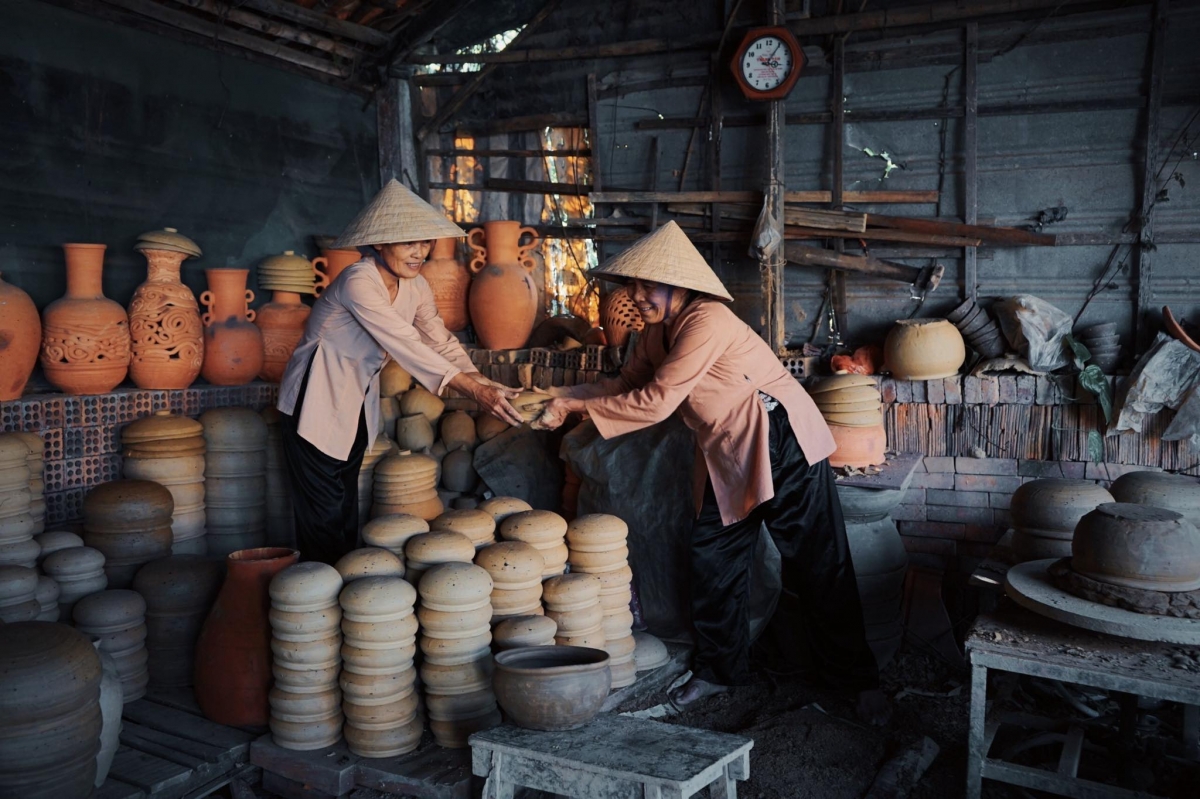 Thanh Ha pottery, with its hundreds of years of history in Hoi An, makes an ideal souvenir