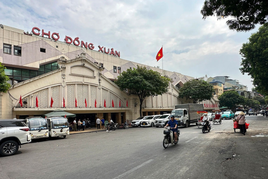 Traditional Vietnamese products at Dong Xuan Market