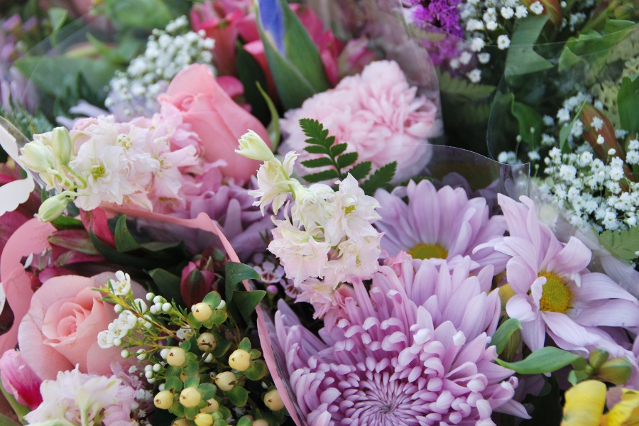 Flowers and fruits - perfect combination for meaningful gifts