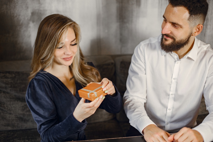 Surprise gifts at the right moment always leave deep impressions