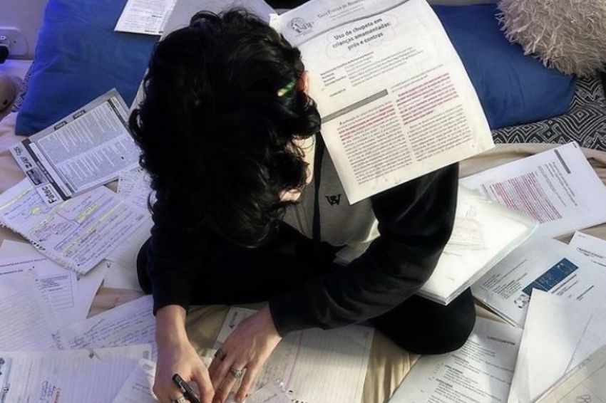 Spreading studies too thin causes students to feel overwhelmed in the sea of knowledge (Image: Internet)