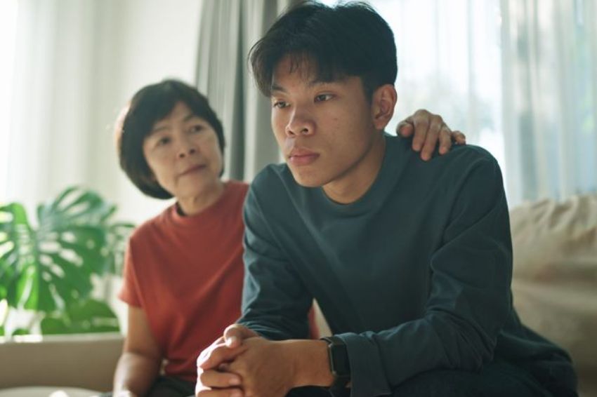 Students and parents positively accompanying each other during exam season (Image: Internet)