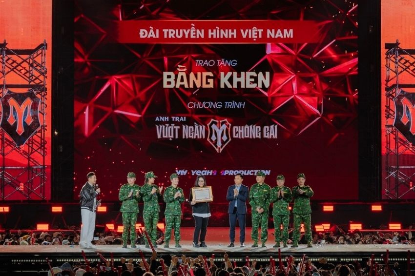 The brothers demonstrate their love for the nation throughout their journey of overcoming challenges (Image: Fanpage Call Me By Fire Vietnam).