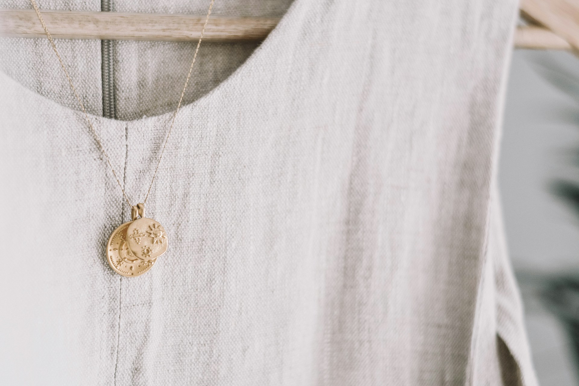 1 Chất liệu tự nhiên như linen giúp outfit công sở mùa hè luôn thoáng mát và mềm mại.