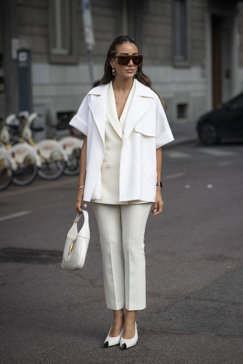3 Tailleur 2.0 Bộ suit trắng cách tân với blazer tay ngắn và quần suông, biểu tượng tinh tế và hiện đại cho thời trang công sở Ý