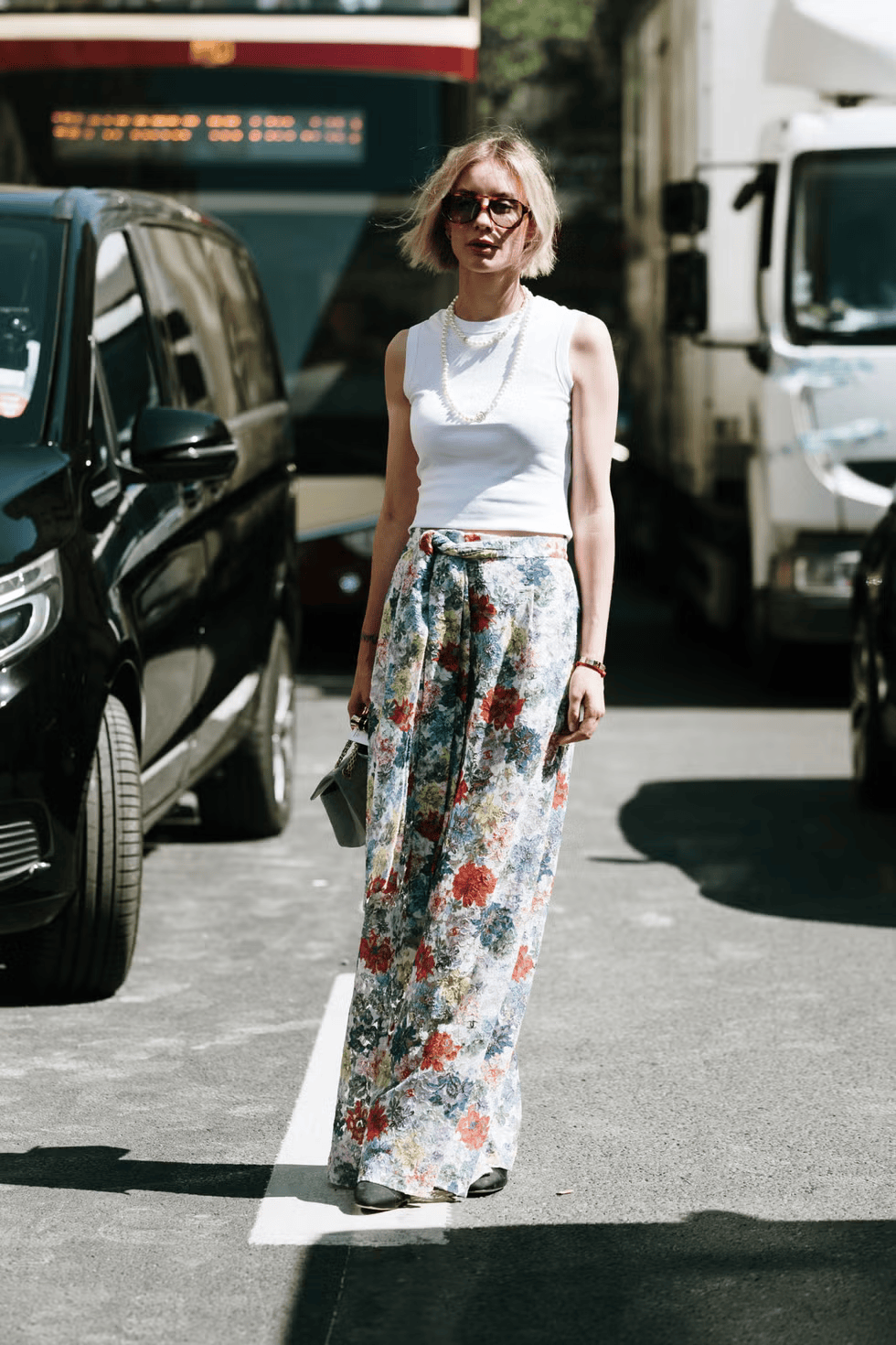 4 Váy midi lụa và phụ kiện tối giản là “công thức vàng” của phụ nữ Pháp cho outfit công sở ngày nóng