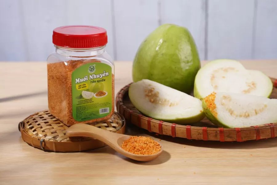 Ảnh 03. Muối Tây Ninh là món đặc sản huyền thoại dễ tặng, dễ dùng