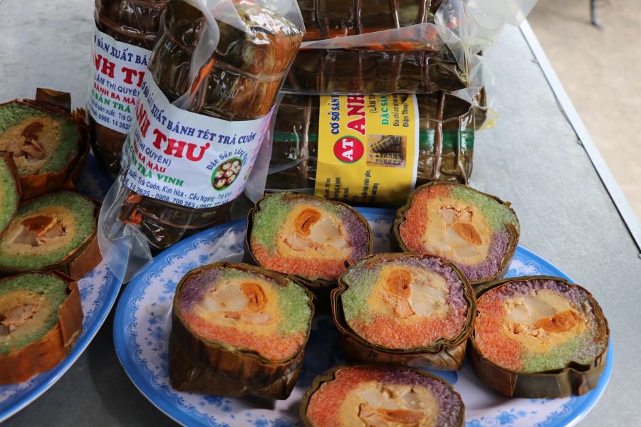 Ảnh 08. Bánh tét Trà Cuôn từ lâu đã là chữ ký của đặc sản Trà Vinh