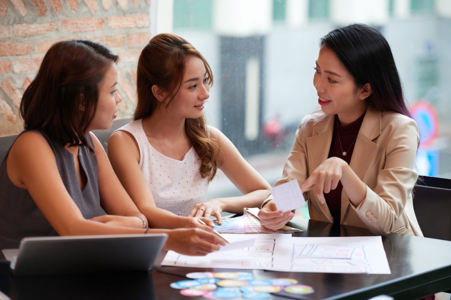 Hộp quà doanh nghiệp với logo công ty dành cho nhân viên nữ