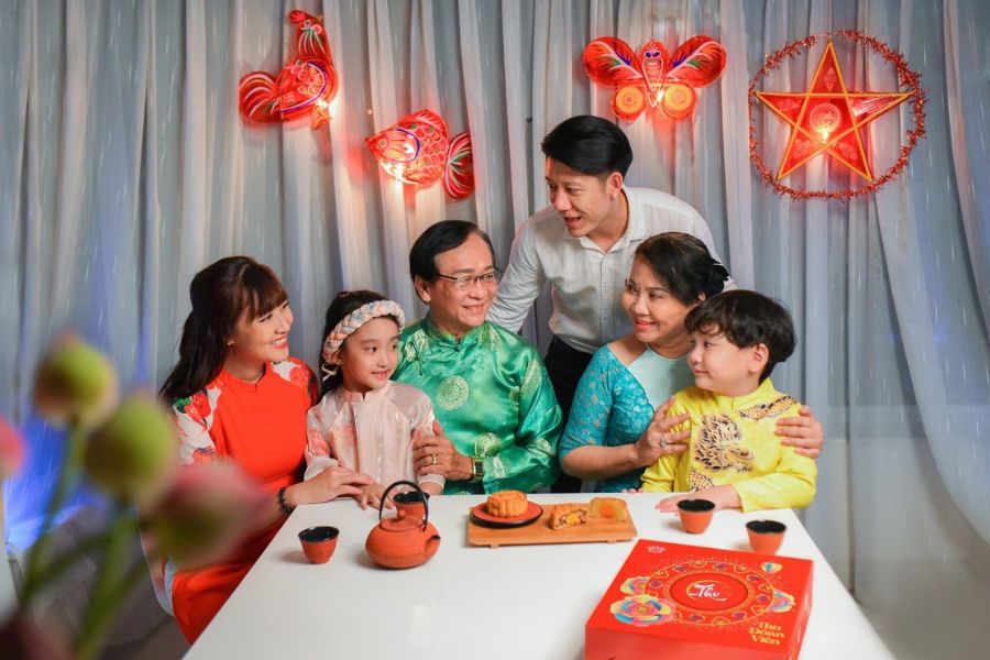 Ảnh 01. Đêm Trung Thu của bé sẽ đẹp biết bao với món quà và sự sum hộp